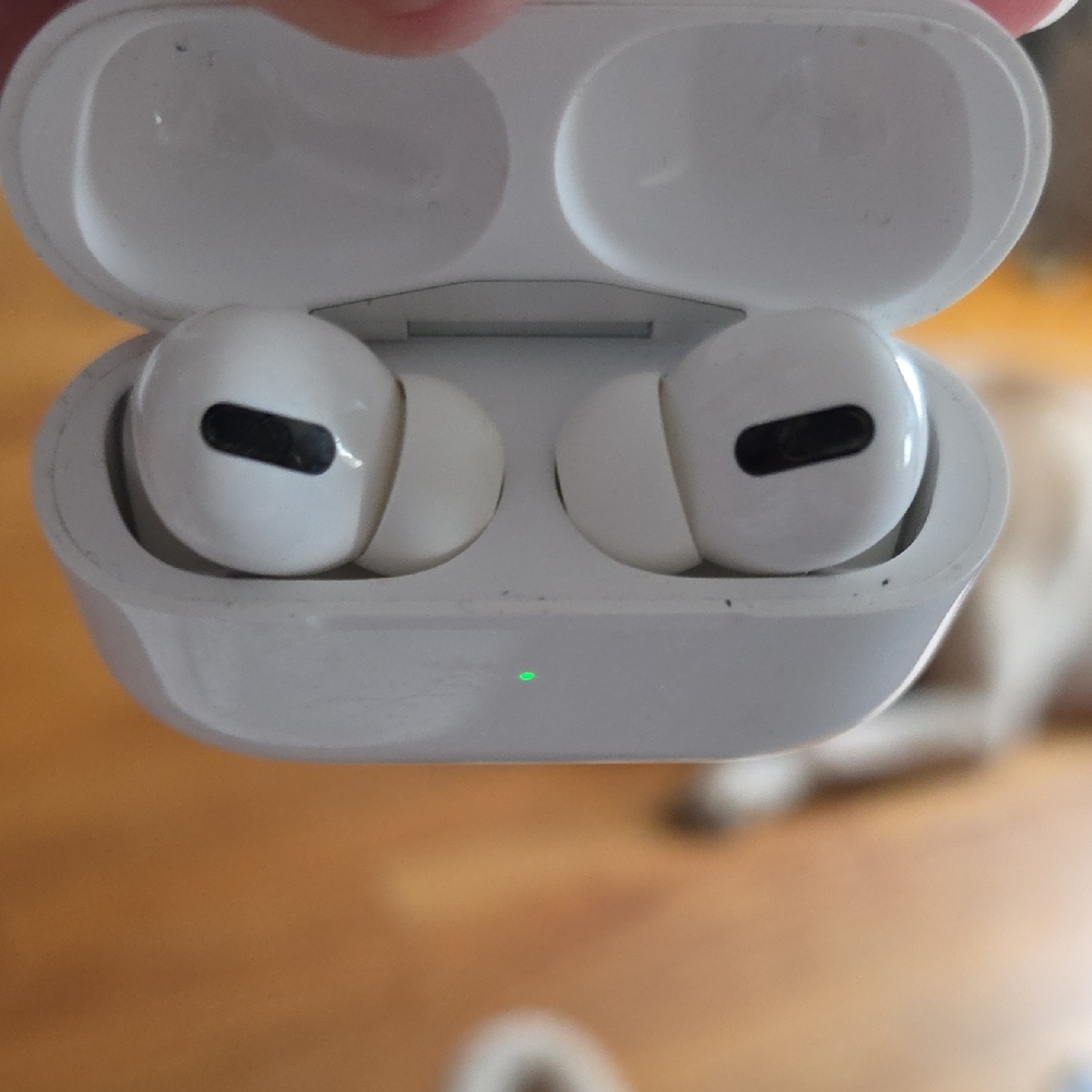 Apple Wireless Earbuds with White Charging Case With Box